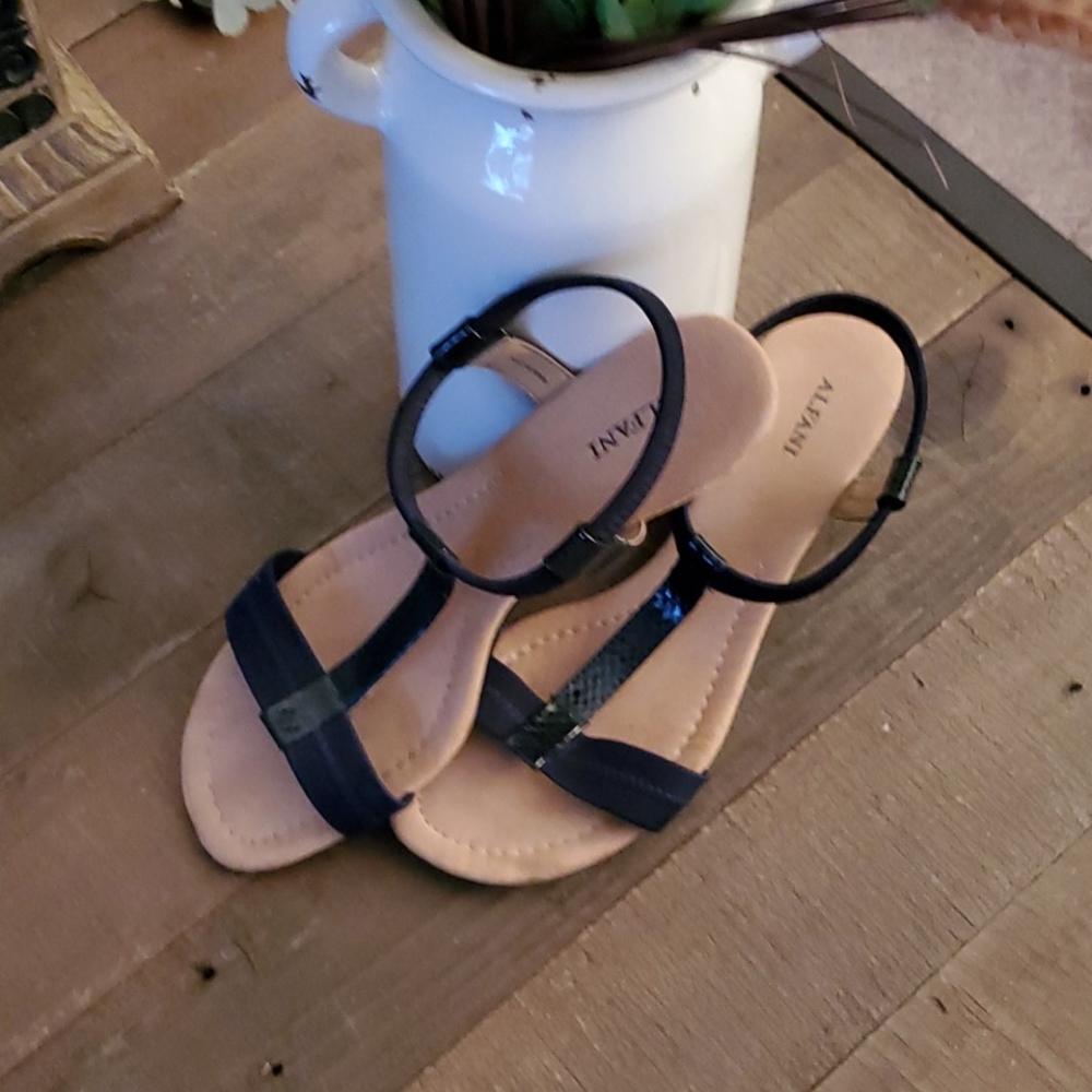 Size 9/2 ALFANI dark navy sandals.